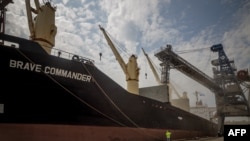 Первое зафрахтованное ООН судно MV Brave Commander в порту Южный. В трюмах корабля – свыше 23000 тонн зерна для экспорта в Эфиопию, 14 августа 2022 г. (архивное фото)