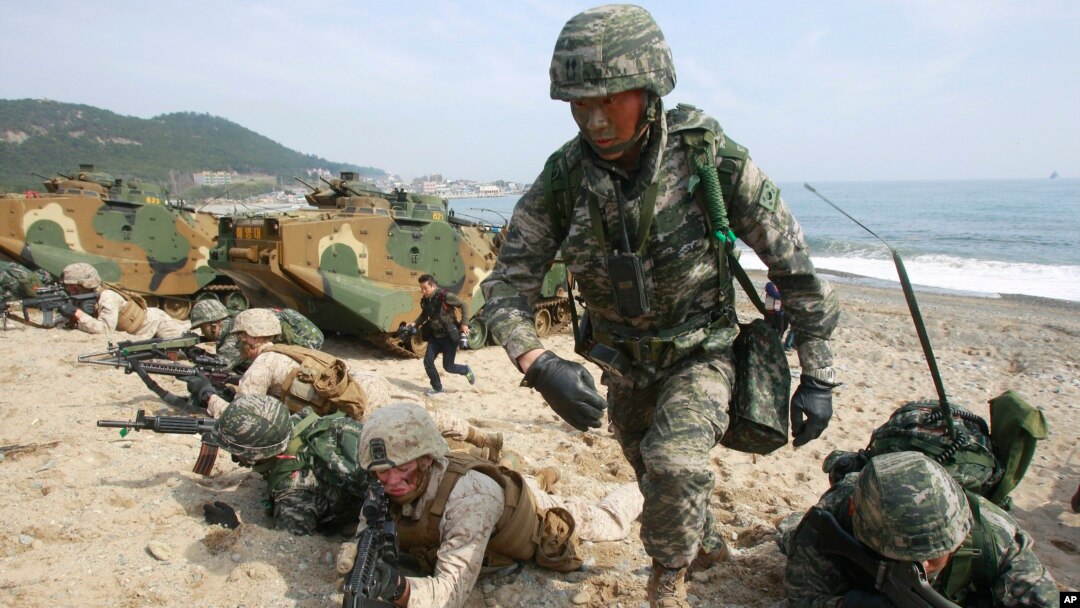 한국 포항에서 실시된 미-한 연합 독수리 연습에서 해병대원들이 훈련 중이다. (자료사진)