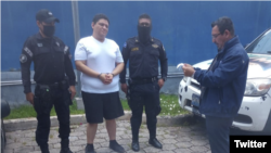 Luis Alexander Rivas, señalado por desacato en contra del presidente Nayib Bukele, lo que le valió su detención. [Foto: Twitter Rodolfo Delgado, @FiscalGeneralSV]
