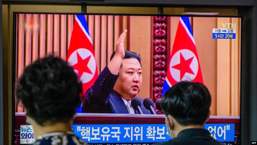 9일 한국 서울역에 설치된 TV에서 북한 김정은 국무위원장의 '핵 보유국 지위' 발언 관련 뉴스가 나오고 있다.