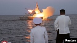 朝鮮中央通訊社2023年8月21日發布的這張未註明日期的照片顯示，北韓領導人金正恩在海軍軍艦上監督戰略巡航導彈試驗。