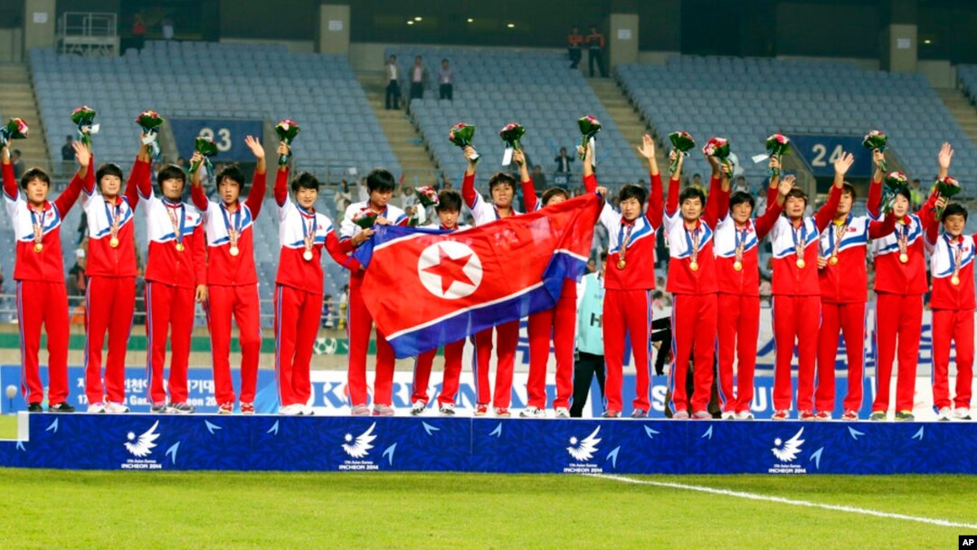 지난 2014년 10월 인천 아시안게임에서 우승한 북한 여자축구 국가대표팀이 시상대에 올랐다.