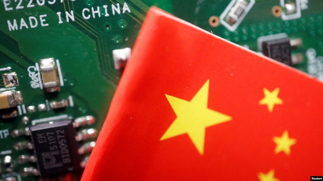 “中國製造”字眼下的半導體芯片與中國國旗圖示。