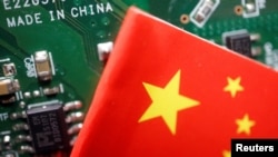 “中國製造”字眼下的半導體芯片與中國國旗圖示