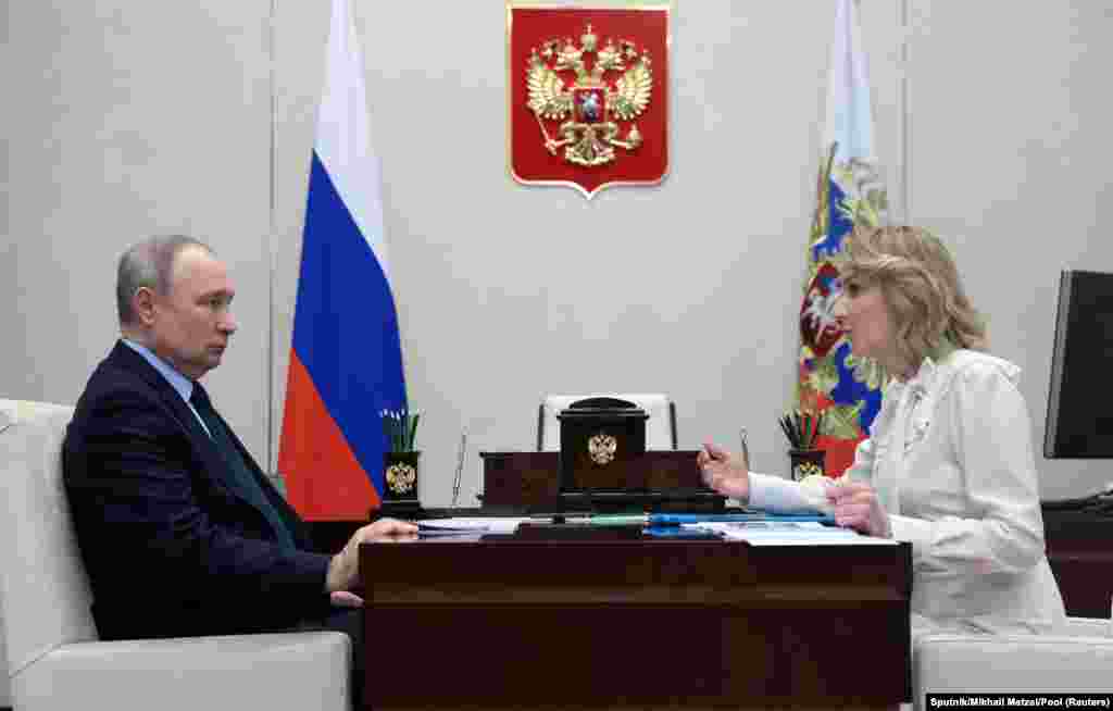 17 марта 2023 года Международный уголовный суд выдал ордер на арест президента РФ Владимира Путина и уполномоченной по правам ребенка при президенте Марии Львовой-Беловой. Основанием стала их причастность к насильственной депортации украинских детей в Россию. Решение суда обязывает страны, присоединившиеся к Римскому статуту, арестовать обвиняемых в случае нахождения на их территории. После решения суда Путин совершал визиты в Кыргызстан, ОАЭ и Саудовскую Аравию (не являются членами Римского статута), однако от визита в подписавшую статут ЮАР отказался. 
