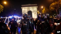 2023 年 7 月 1 日，警察在巴黎香榭麗舍大街凱旋門前巡邏。