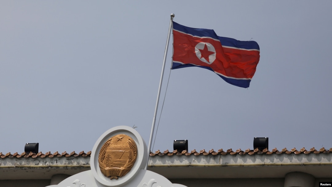 지난 2021년 중국 선양 주재 북한 총영사관 산하 단둥 영사부에서 인공기가 바람에 날리고 있다. (자료사진)