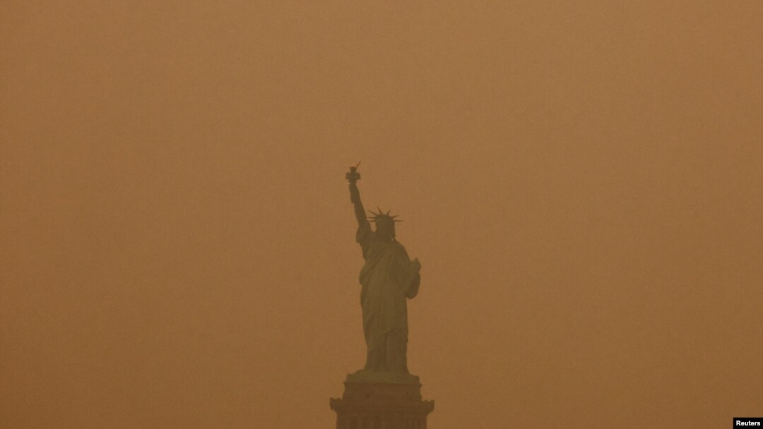 La Estatua de la Libertad está cubierta de neblina y humo causado por los incendios forestales en Canadá, en Nueva York, el 6 de junio de 2023.