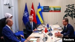 Cumhurbaşkanı Erdoğan, Vilnius’taki temaslarına, NATO Genel Sekreteri Jens Stoltenberg ve İsveç Başbakanı Ulf Kristersson ile, yaptığı üçlü toplantı ile başladı.