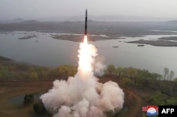 북한은 14일 김정은 국무위원장이 참석한 가운데 고체 연료를 사용한 대륙간탄도미사일(ICBM) ‘화성포 18형’을 처음으로 시험발사했다며 사진을 공개했다.