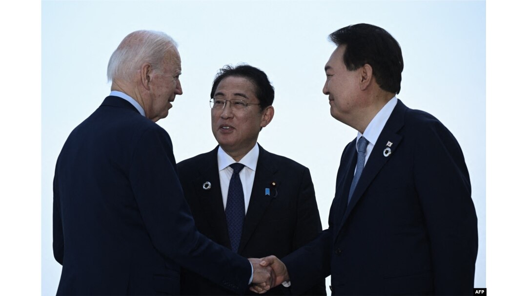 지난해 5월 조 바이든 미국 대통령과 윤석열 한국 대통령, 후미오 기시다 일본 총리가 G7 정상회의가 열린 히로시마에서 회담했다.