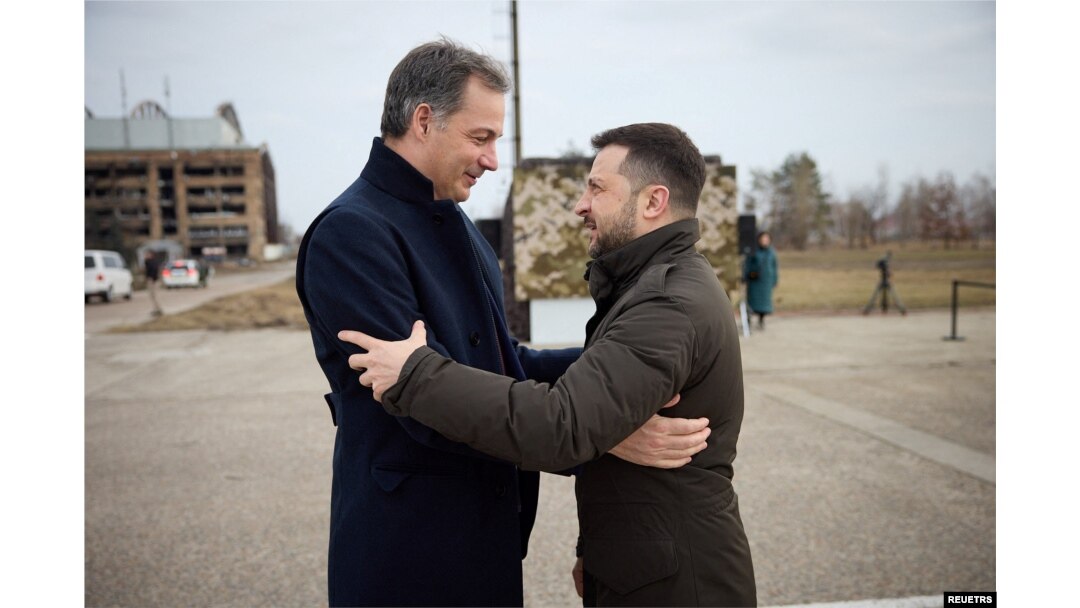 El presidente de Ucrania, Volodymyr Zelenskiy, da la bienvenida al primer ministro de Bélgica, Alexander De Croo, en un aeródromo en la ciudad de Hostomel, en el segundo aniversario de la invasión rusa de Ucrania, en las afueras de Kiev, el 24 de febrero de 2024.