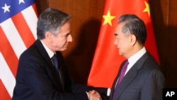 資料照片：2024年2月16日，美國國務卿布林肯與中國外長王毅在慕尼黑安全會議期間舉行會晤。 （美聯社照片）