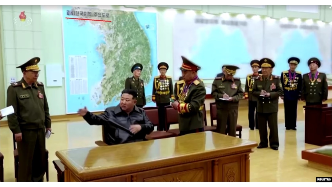 10일 김정은 북한 국무위원장이 김정일군정대학을 시찰 중이다. 뒤쪽 벽면에 '괴뢰한국지역 주요도로'라고 적히 대한민국 대형 지도가 걸려 있다.