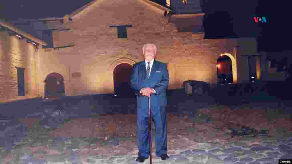 Luis Antonio Cuéllar frente a la iglesia de la Merced.