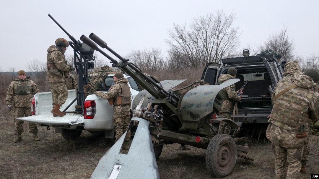 ARCHIVO - Militares ucranianos de defensa aérea, que participaron en las operaciones de defensa durante los recientes ataques a Kiev, preparan sus armas cerca de Kiev, el 3 de enero de 2024.
