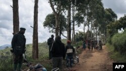 Wadansu sojoji suna sintiri a kauyukan da aka kai hari