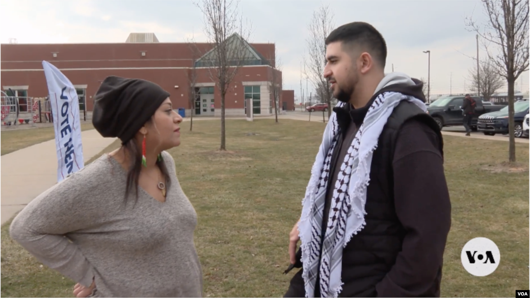 Qo’rquv Samira Luqmonni ro’molini yechishga, Adam Abusalohni arab milliy kiyimini kiymaslikka majbur qildi. Rasm 2024-yil 27-fevralda Michigan shtati Dierborn shahrida olingan.