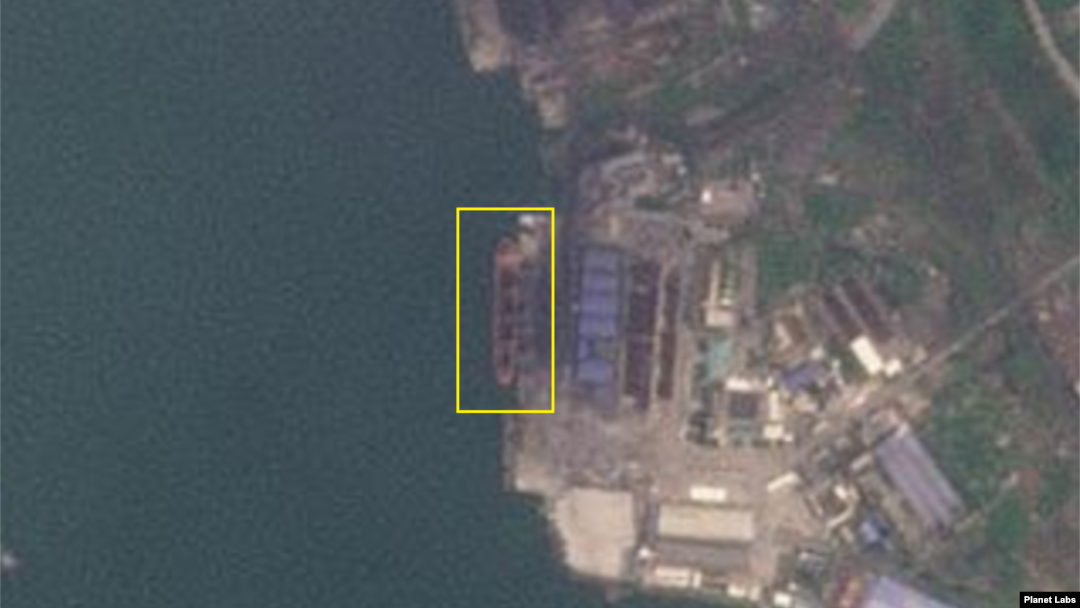 북한 송림항에서 지난달 11일 발견된 155m 길이의 선박(사각형 안). 사진=Planet Labs