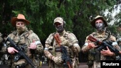 Miembros del grupo de mercenarios privados de Wagner posan para una foto mientras se despliegan cerca de la sede del Distrito Militar del Sur en la ciudad de Rostov-on-Don, Rusia, el 24 de junio de 2023.