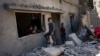Miembros de la familia Abu Draz inspeccionan su casa después de que fuera alcanzada por un ataque aéreo israelí en Rafah, en el sur de la Franja de Gaza, el 4 de abril de 2024.