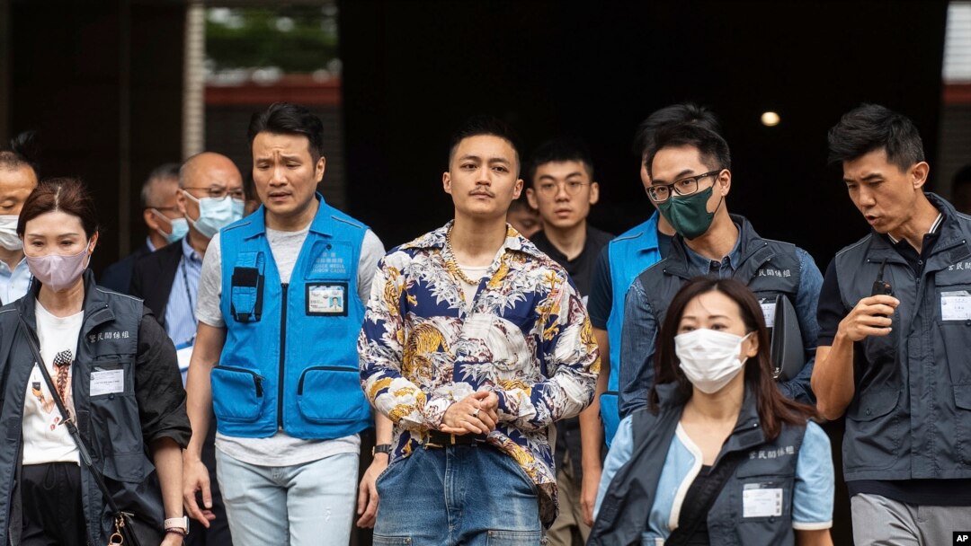 被判無罪的前民主派區議員李予信（左三）在47人案中被判無罪後離開香港西九龍裁判法院。 （2024年5月30日）