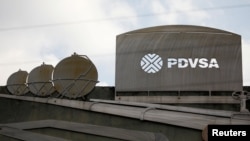 Vista de las afueras de un edificio de la compañía petrolera estatal venezolana PDVSA en Caracas, Venezuela, el 28 de enero de 2019.