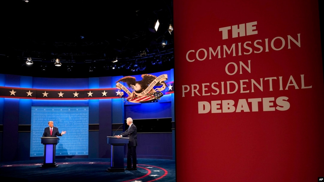 ARCHIVO - Donald Trump, a la izquierda, y el entonces candidato presidencial demócrata, el exvicepresidente Joe Biden, participan en el último debate presidencial, el 22 de octubre de 2020.