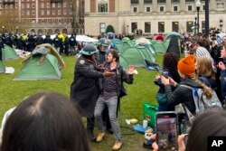 Polisi wakimkamata mwaandamanaji aliyepiga kambi katika Chuo Kikuu cha Columbia , Alhamisi, Aprili 18, 2024, huko New York. (Joshua Briz via AP)