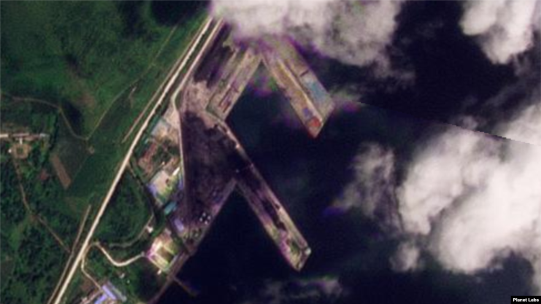 23일 라진항 일대를 촬영한 위성사진. 석탄으로 가득한 모습이다. 사진=Planet Labs 