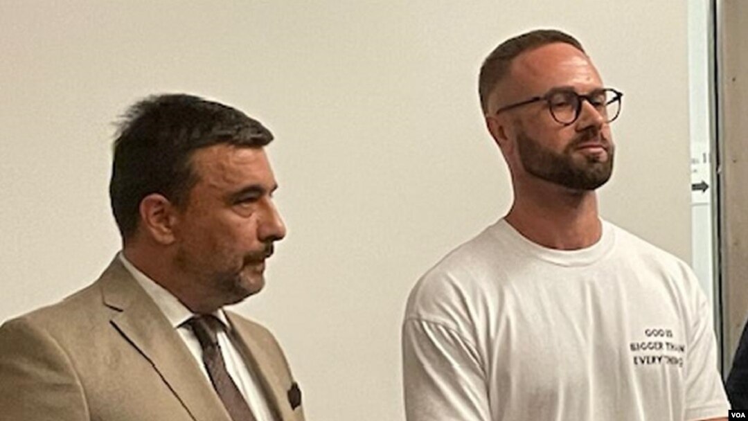 Beloruski aktivista i novinar Andrej Gnjot (desno) u Apelacionom sudu u Beogradu (foto: FoNet)