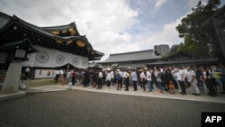  2023年8月15日人們在靖國神社排隊參拜