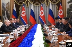 6월 북한을 방문 중인 블라디미르 푸틴 러시아 대통령과 김정은 북한 국무위원장이 평양 금수산 영빈관에서 정상회담을 갖고 있다.