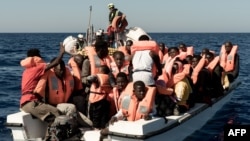 Wahamiaji baada ya kuokolewa katika bahari ya Mediterranean Octoba 25, 2022. Picha na Vincenzo CIRCOSTA / AFP. 