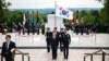 미국을 국빈 방문 중인 윤석열 한국 대통령이 25일 부인 김건희 여사, 박진 외교장관 등과 함께 알링턴 국립묘지를 찾아 헌화, 참배했다.