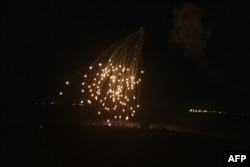 Israel ikishambulia kijiji cha Khiam kusini mwa Lebanon April 17, 2024, wakati mvutano kati ya mpaka wa nchi hizo mbili ukiendelea huku mapigano kati ya Isreal na wanamgambo wa Hamas yakijiri huko Ukanda wa Gaza. (Photo by Rabih DAHER / AFP)