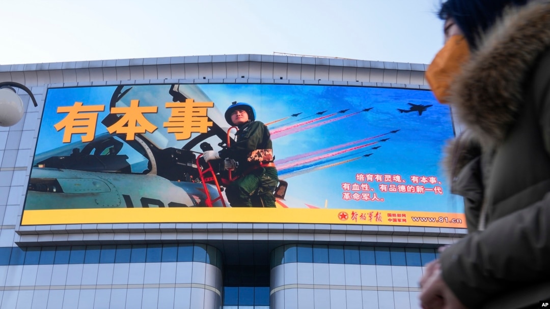 北京街頭大螢幕播放宣傳中國軍隊“有本事”的宣傳片。（2023年1月9日）