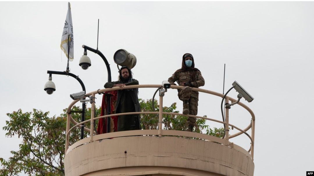 Combatientes talibanes observan desde una torre en la Embajada de EEUU durante una manifestación en Kabul, Afganistán, el 12 de abril de 2022.