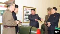 북한은 김정은 국무위원장이 600㎜ 초대형방사포와 순항미사일 화살-1형·화살-2형, 단거리탄도미사일 화성-11형 등에 탑재 가능한 전술 핵탄두 ‘화산-31’을 살펴봤다며 사진을 공개했다.