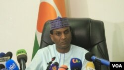 በኒጀር መፈንቅለ መንግስት የተሾሙት አዲሱ ጠቅላይ ሚኒስትር አሊ ማሃማን ላሚን ዘይን ለመጀመሪያ ጊዜ በዋና ከተማዋ ኒያሜይ መግለጫ ሲሰጡ 