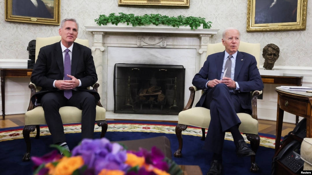 El presidente de Estados Unidos, Joe Biden (der.), organiza conversaciones sobre el límite de la deuda con el presidente de la Cámara de Representantes, Kevin McCarthy, en la Oficina Oval de la Casa Blanca en Washington, el 22 de mayo de 2023.