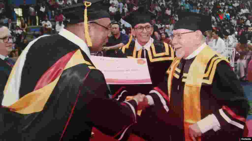 Luis Antonio Cuéllar recibe su diploma de doctor en Humanidades.