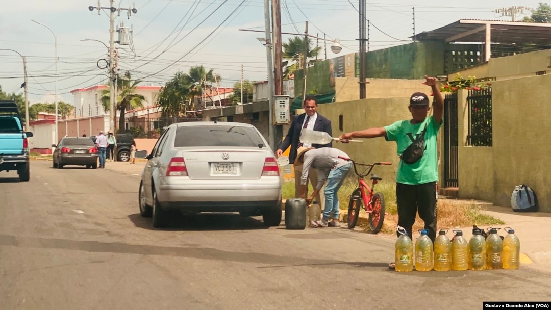 Revendedores de gasolina ofrecen varios litros de combustible en la calle 43 de Maracaibo, cerca de la urbanización San Jacinto, el mediodía del miércoles 14 de junio de 2023.