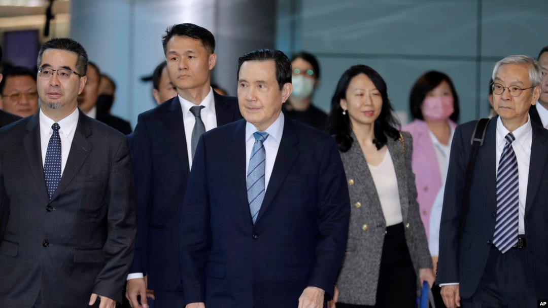 台灣前總統馬英九在台北桃園國際機場啟程再次訪問中國。（2024年4月1日）