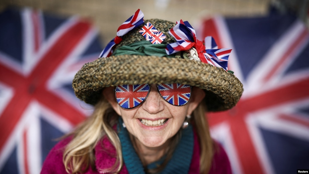 Una fan de la realeza, Sally Scott, posa en el centro comercial frente al Palacio de Buckingham antes de la coronación del rey Carlos y Camila, reina consorte de Gran Bretaña, en Londres, el 4 de mayo de 2023.