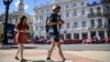Dos turistas captados por una calle de La Habana el 20 de diciembre de 2023. La economía de Cuba se ha contraído más de un 2% el último año, el gobierno reconoce que el país sufre un estancamiento económico.