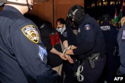 Polisi wa New York wakimkamata mwanafunzi wa Kipalestina ambaye alikuwa amepiga kambi katika Chuo Kikuu cha New York ikiwa ni hatua ya kupinga vita kati ya Hamas na Israel. (Photo by Alex Kent / AFP)