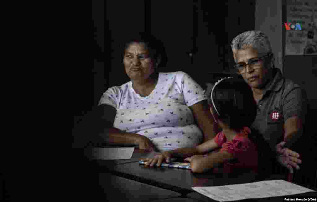 Navarro una vez llega a su edificio debe dirigirse, no a su casa, sino a darle tareas dirigidas (proceso de enseñanza individualizada) a la hija de su vecina, tarea en la que se toma aproximadamente 2 horas los 5 días de la semana.