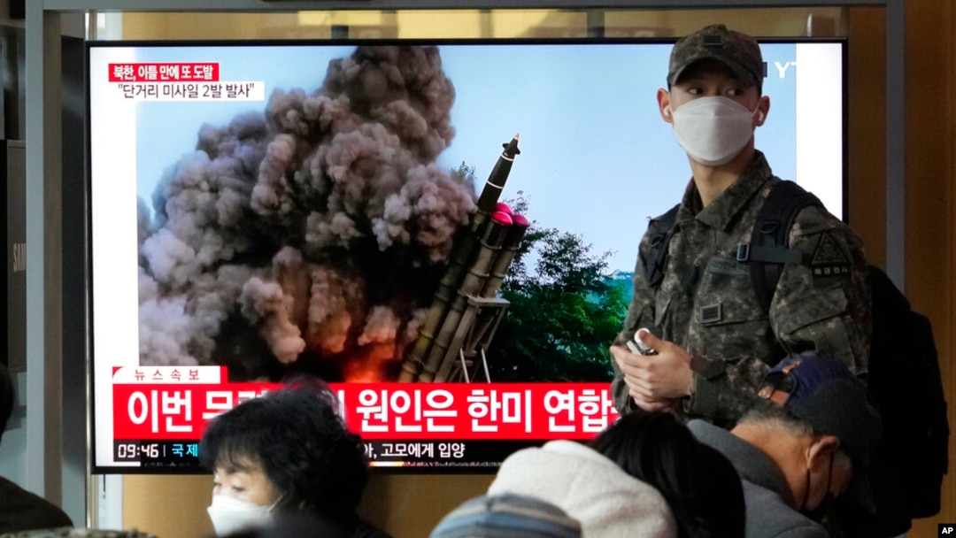 20일 한국 서울역에 설치된 TV에서 북한의 잇단 미사일 발사 도발에 관한 뉴스가 나오고 있다.