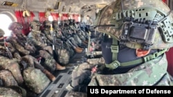 지난 3월 한국 평택에서 진행된 프리덤실드 훈련 중 CH-47 치누크 헬기에 탑승한 한미연합사단 소속 병사들.